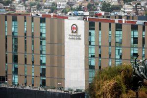 Superintendencia de Educación Superior oficia a U. Andrés Bello tras agresión a estudiante por deuda