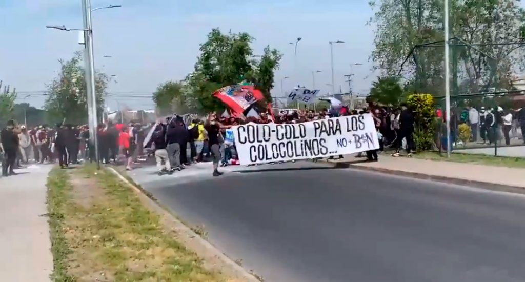 “Que se vaya Blanco y Negro”: Multitudinaria protesta de hinchas de Colo Colo en el Monumental