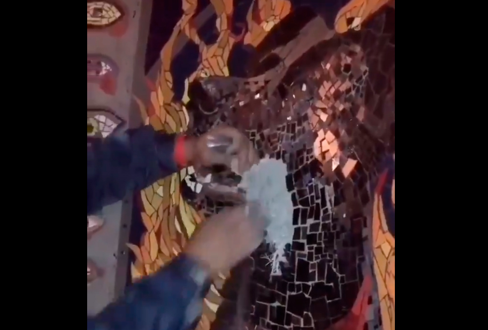 Desconocidos destruyen mosaico artístico del ‘Negro Matapacos’ en el frontis del GAM