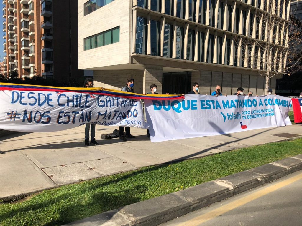Grupos migrantes y de DD.HH. protestaron en la embajada de Colombia por el abuso policial