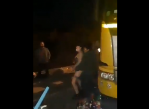"Burlándose de todo Chile": Oposición responde indignada ante video de camioneros con mujeres en ropa interior
