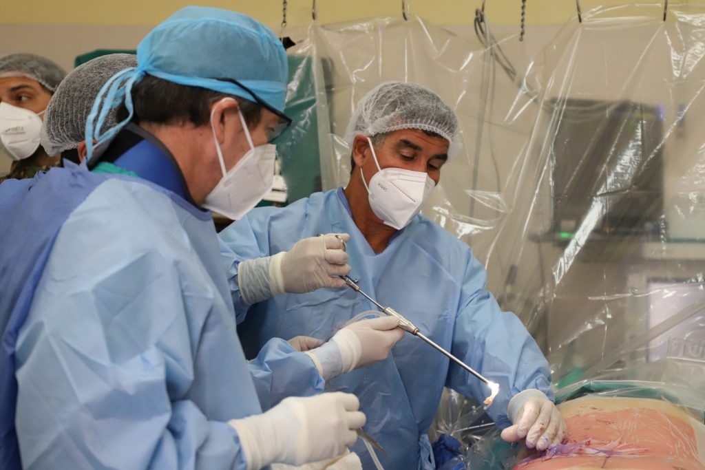 Cirugía endoscópica de columna: Inédita intervención permite operar en menos de una hora y sólo con anestesia local