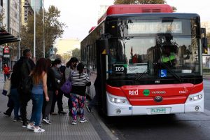 Ministro Muñoz considera que impuesto al diésel para financiar el transporte público gratis “sería perfecto”