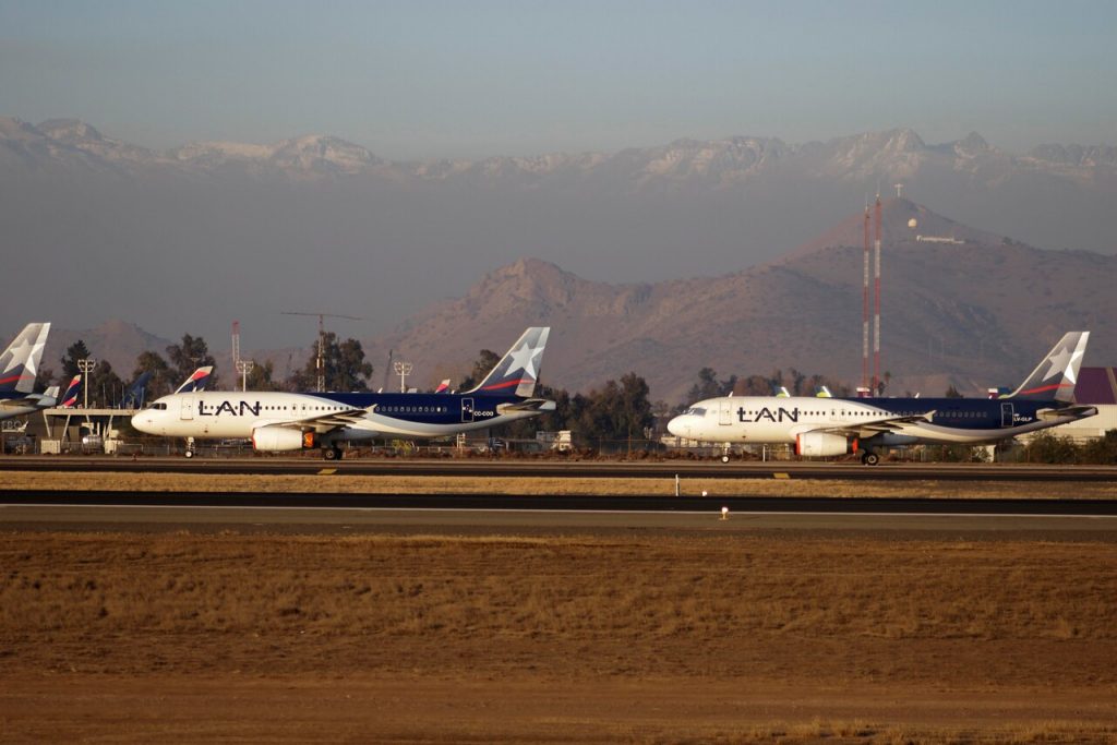 Dos aviones chocan en la losa del Aeropuerto de Santiago y obliga a evacuar a sus pasajeros