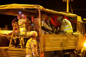 "Váyanse a sus cuarteles": Vecinos de Puente Alto obligan a replegarse a camión militar tras manifestaciones