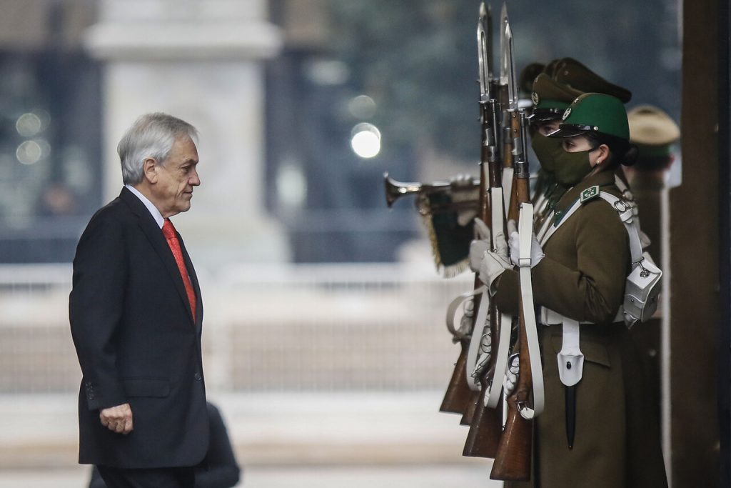 Piñera trata a Carabineros de «primera línea» y le entrega contundente respaldo en medio de la crisis institucional