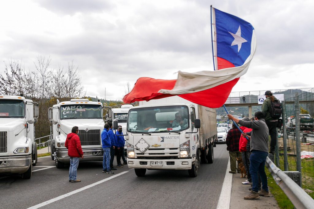Camioneros vuelven a amenazar con nuevo paro nacional y gobierno los recibe en La Moneda