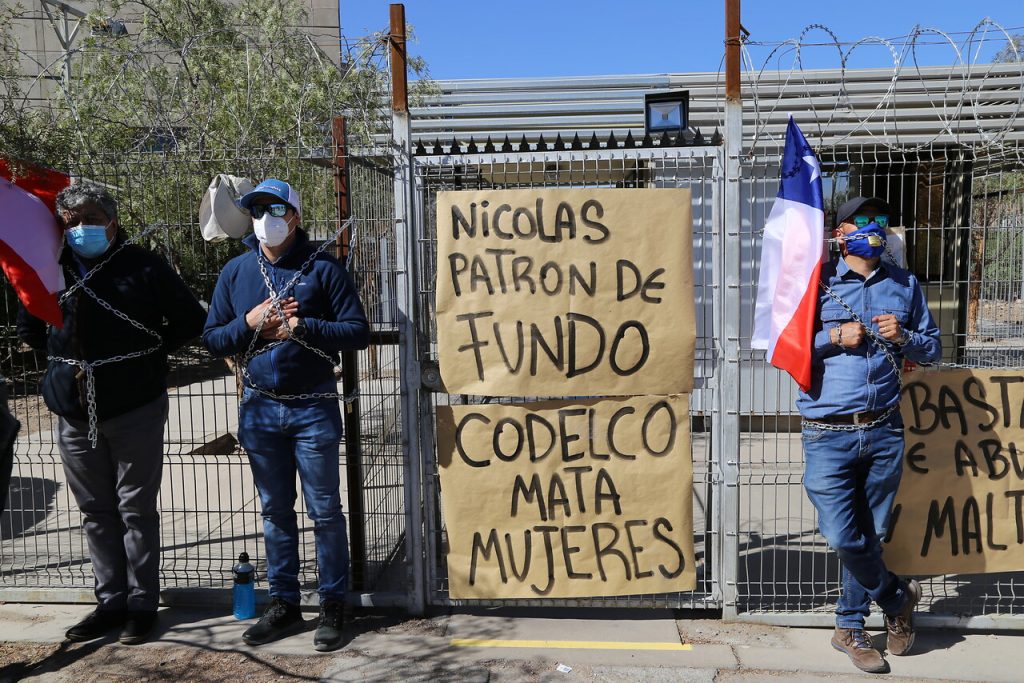 Trabajadores de Chuquicamata se encadenan en edificio de Codelco: Acusan “terrorismo laboral y esclavitud”