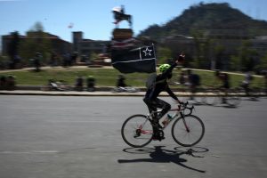 Carabineros se lanza violentamente contra joven ciclista a 48 horas de lo sucedido en puente Pío Nono
