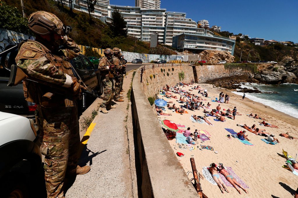 Gobierno confirma el uso obligatorio de mascarillas y limita grupos familiares en playas y balnearios