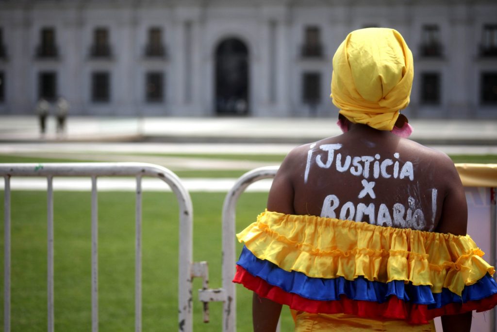 «Justicia por Romario»: Madre de joven baleado por militares se manifiesta frente a La Moneda