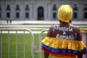 "Justicia por Romario": Madre de joven baleado por militares se manifiesta frente a La Moneda