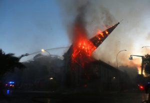 Iglesia de la Asunción en Vicuña Mackenna sufre incendio y campanario cae a la calle producto de las llamas