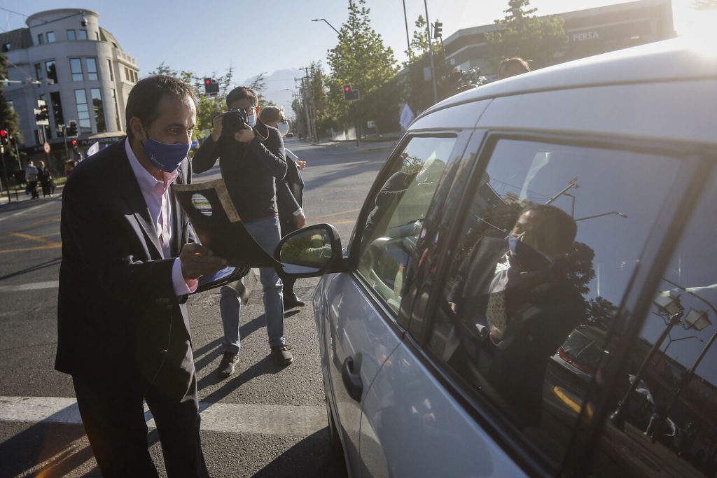 Repartiendo volantes en la calle: Pablo Zalaquett regresa a la política y lanza candidatura a alcalde