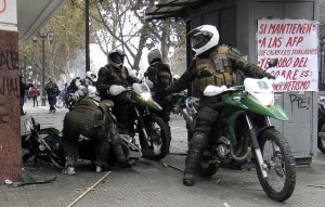 18-O en Los Ángeles: Carabineros confirma investigación interna por uniformado que atropelló a manifestante con su motocicleta