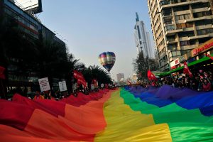 Nuevo recurso judicial contra franja del Rechazo: Fundación Iguales acusa a la UDI de “incitación al odio”