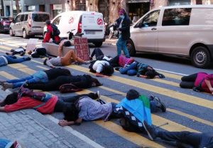 Barcelona: Manifestantes se arrojan al suelo durante un minuto en solidaridad con joven empujado al río Mapocho