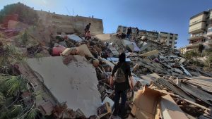 Fuerte terremoto en Turquía provoca derrumbe de edificios y tsunami desde el Mar Egeo