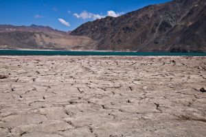 Organizaciones ambientales acusan doble estándar de Aguas Andinas por oposición a Los Bronces Integrado mientras mantiene contrato con Aes Gener