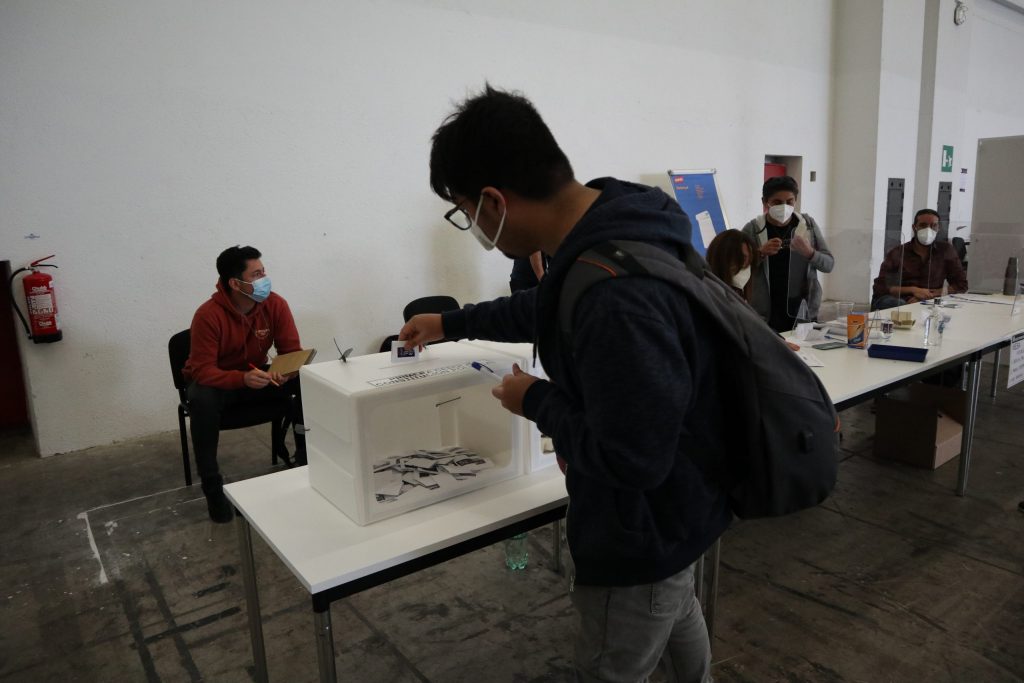 Comunidad chilena en Barcelona acude masivamente a las urnas: «Hoy por fin podemos cambiar una Constitución impuesta por una dictadura»