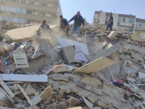 Terremoto en Turquía: Más de 100 personas han sido rescatadas con vida desde edificios derrumbados
