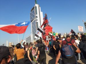 Manifestaciones en Plaza de la Dignidad ad portas del aniversario del 18-O: Pintan de rojo estatua del general Baquedano