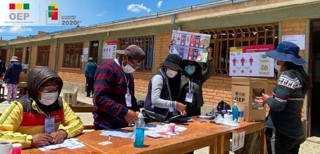 Detienen a dos personas por robar papeletas de votación en elección presidencial en Bolivia