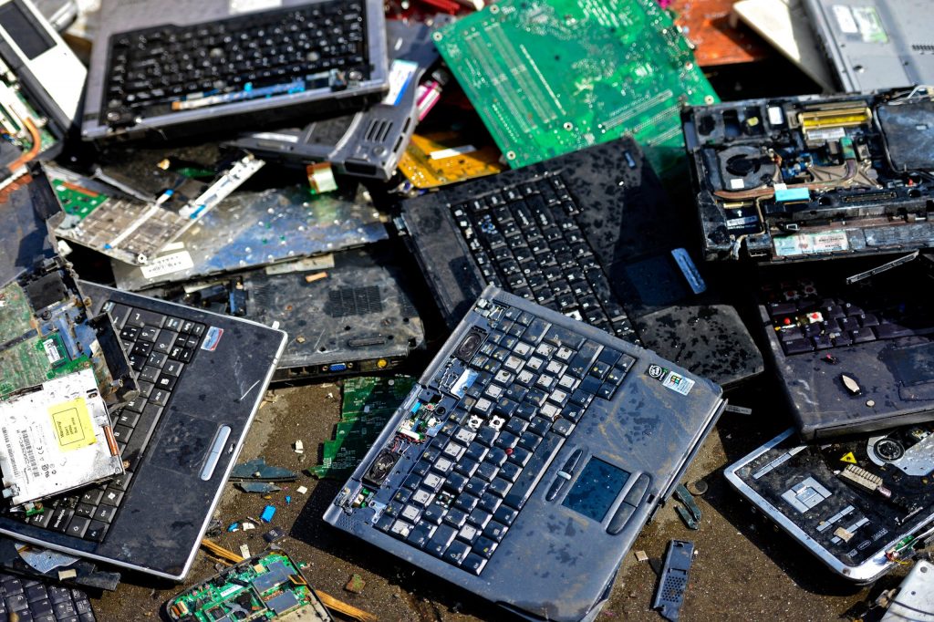 Residuos electrónicos: Lanzan campaña para que empresas donen computadores en desuso