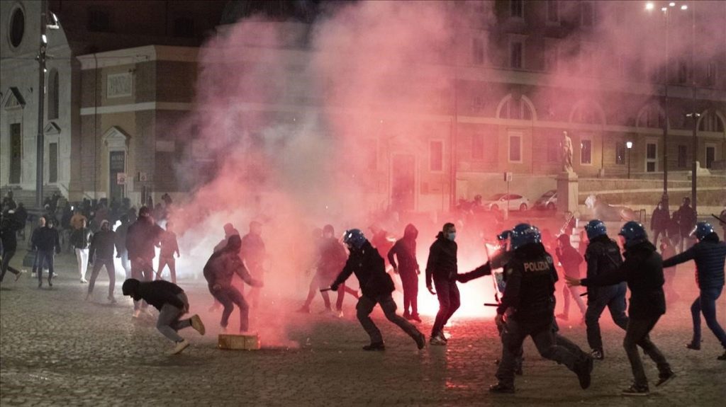 Protestas, barricadas y saqueos: Italia vive intensa noche de violencia por medidas restrictivas a causa del COVID-19