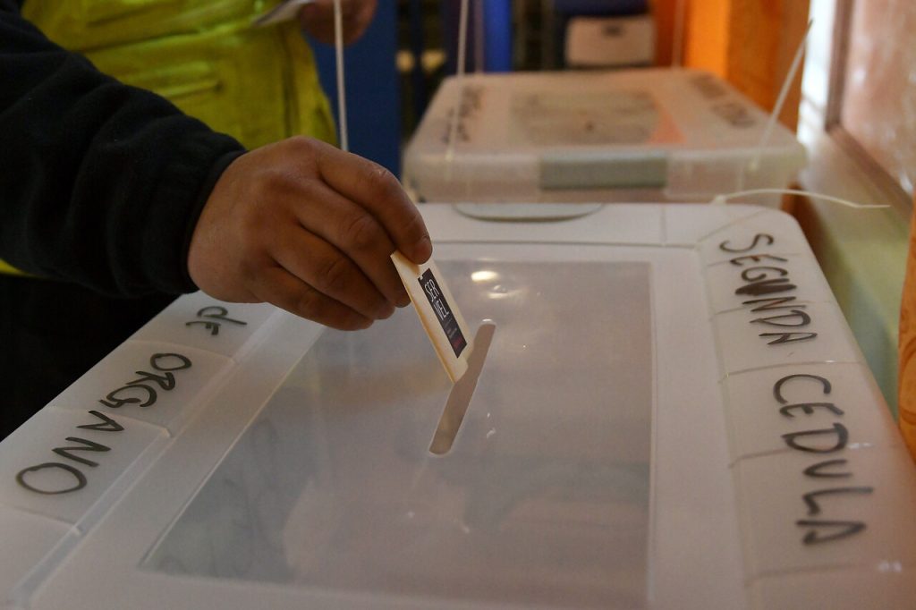 Servel trabaja para implementar voto anticipado a contar de las elecciones de abril