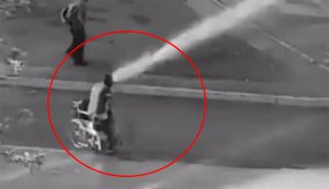 Indignación total: Manifestante en silla de ruedas es arrojado al piso por carro lanzaagua de Carabineros