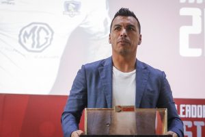 Quiere alejar la sombra del retiro: Esteban Paredes no se opera y piensa en seguir en Colo Colo