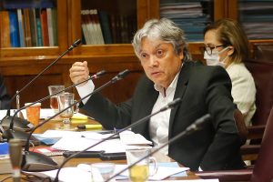 Cercanos del senador Alejandro Navarro informan leve mejoría y critican actitud de Piñera