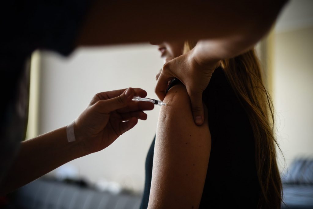 Vacuna contra el COVID-19: Brasil debe suspender los ensayos tras un incidente