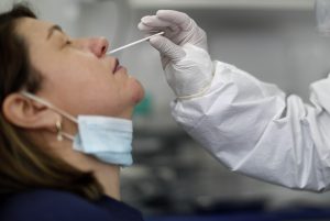 Se tomó un examen PCR y terminó botando líquido cefalorraquídeo por su nariz: Asistente de salud denuncia negligencia en Hospital San Juan de Dios