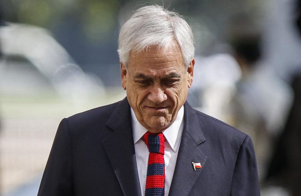 Parlamentarios piden la renuncia de Piñera y desde La Moneda los califican de “gatillo fácil”