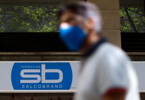 Colegio de Químico Farmacéuticos denuncia presiones y despidos en Salcobrand para firmar cambios en contratos