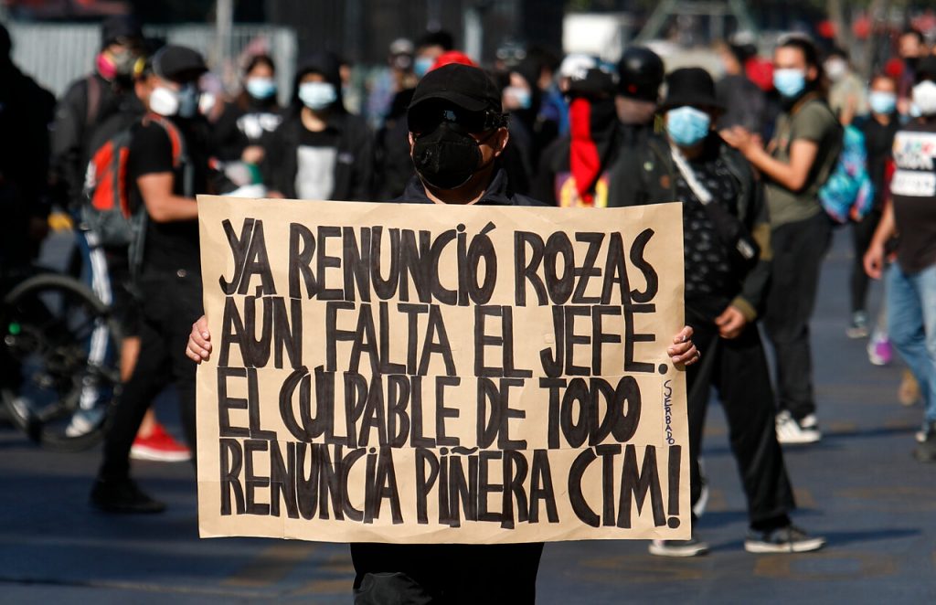 Con barricadas, enfrentamientos, y heridos por el ‘guanaco’ finalizó la manifestación exigiendo la renuncia de Piñera