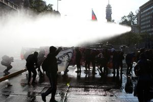 Con barricadas, enfrentamientos, y heridos por el 'guanaco' finalizó la manifestación exigiendo la renuncia de Piñera