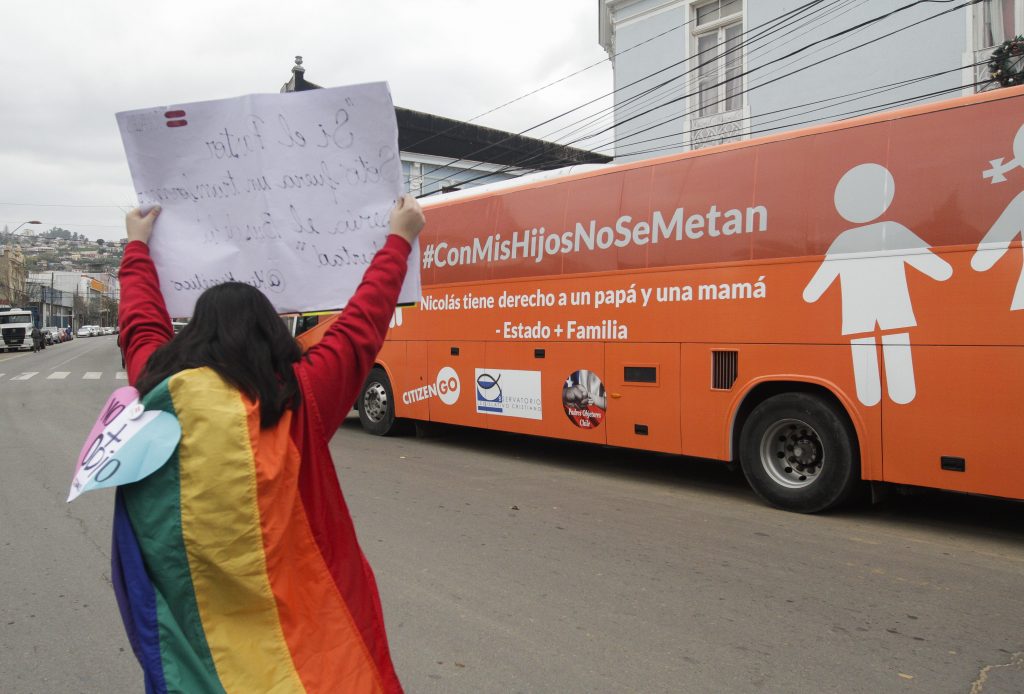 Defensoría de la niñez, Movilh e Iguales piden prohibir circulación del ‘Bus de la Libertad’
