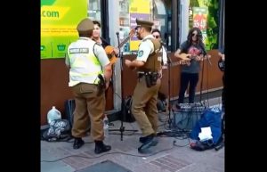 “Adiós Sebastián”: Transeúntes evitan detención de músicos callejeros al son de conocida canción de Sol y Lluvia