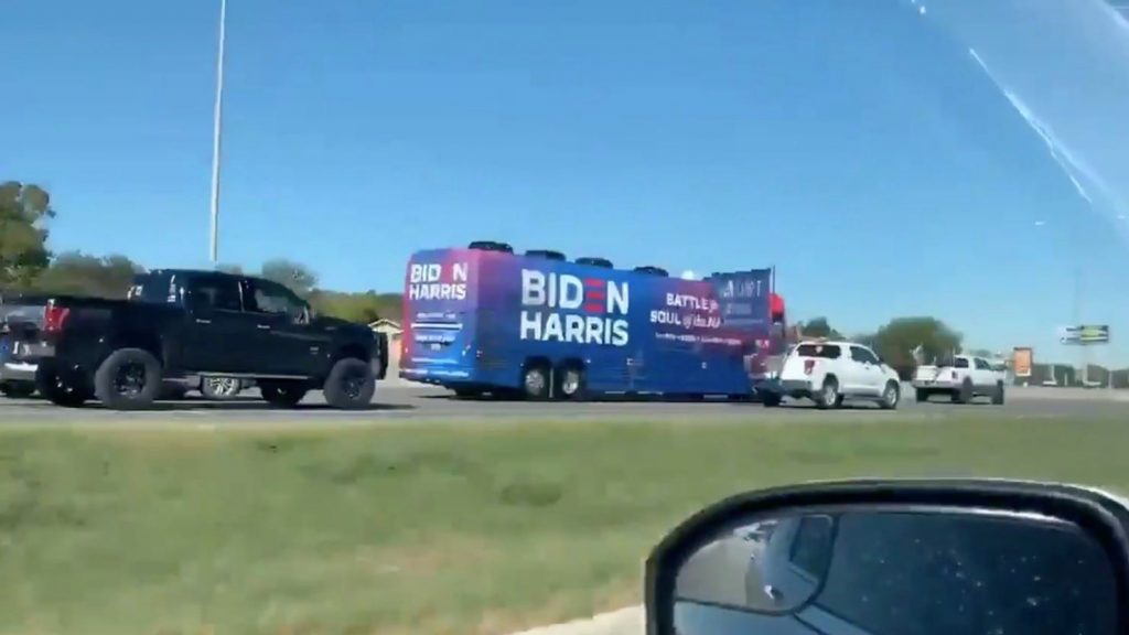Partidarios de Trump emboscaron bus de Joe Biden en Texas
