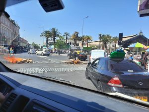 Protestas en Santiago: Comerciantes ambulantes cortan tránsito en Alameda en día lleno de movilizaciones