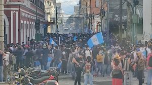 Guatemala: Manifestantes se toman el Congreso y le prenden fuego