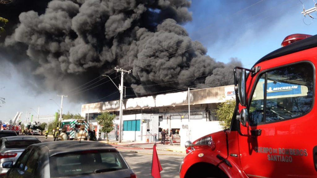 Enorme incendio afecta a depósito de neumáticos en Renca