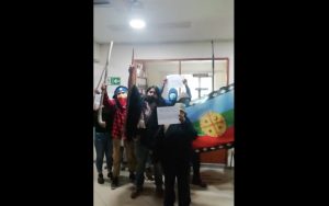 En contra de escaños reservados: Comunidades mapuche se toman Municipio de Lumaco