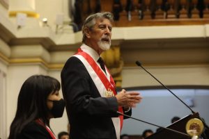 Francisco Sagasti asume la presidencia de Perú apelando a la confianza y recordando a las víctimas fatales de la crisis social