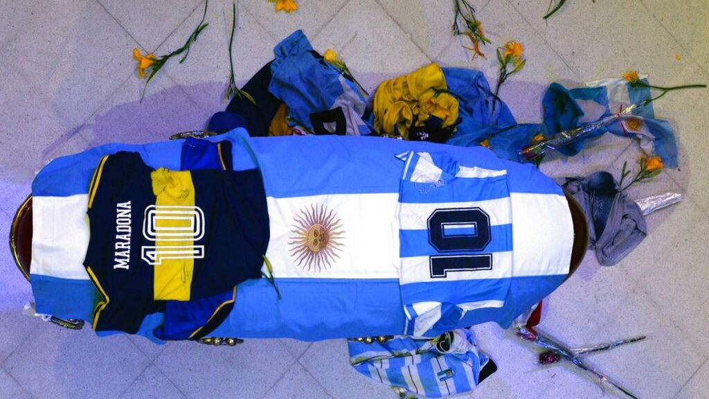 Maradona fue sepultado junto a sus padres en Buenos Aires tras multitudinaria despedida en toda Argentina