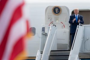 Comando de Biden a Trump: “El gobierno de EE.UU. es perfectamente capaz de escoltar a cualquier intruso fuera de la Casa Blanca“