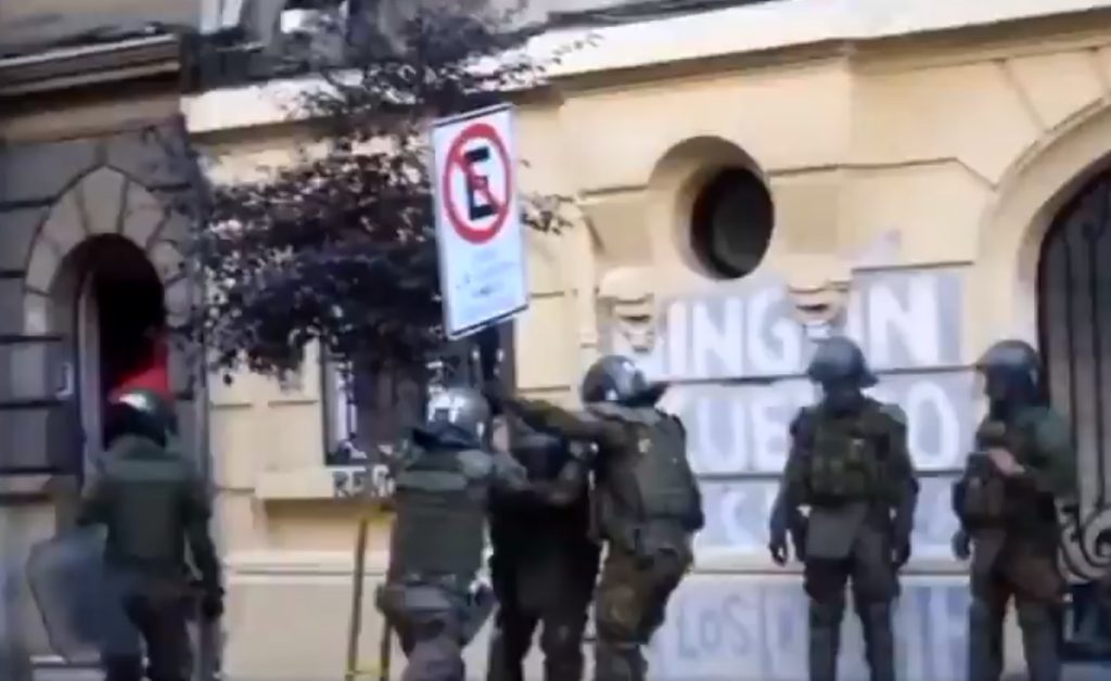 Viralizan video que muestra a funcionarios de Carabineros derribando señalética de tránsito en Santiago